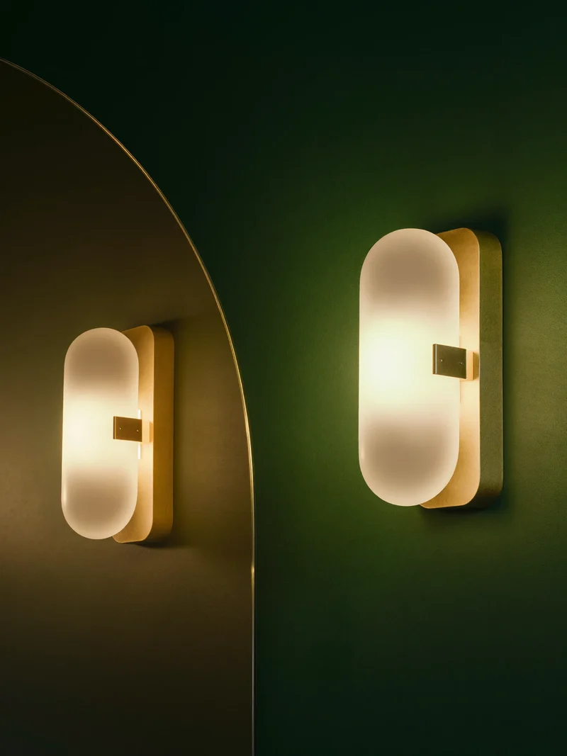 Illustriertes Wandleuchtenpaar mit Mattglas links und rechts eines Bogenspiegels